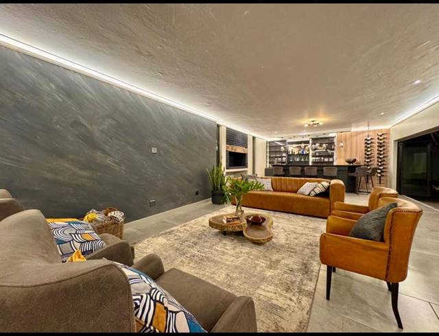 6 BEDROOM HOUSE FOR SALE IN MIDSTREAM ESTATE